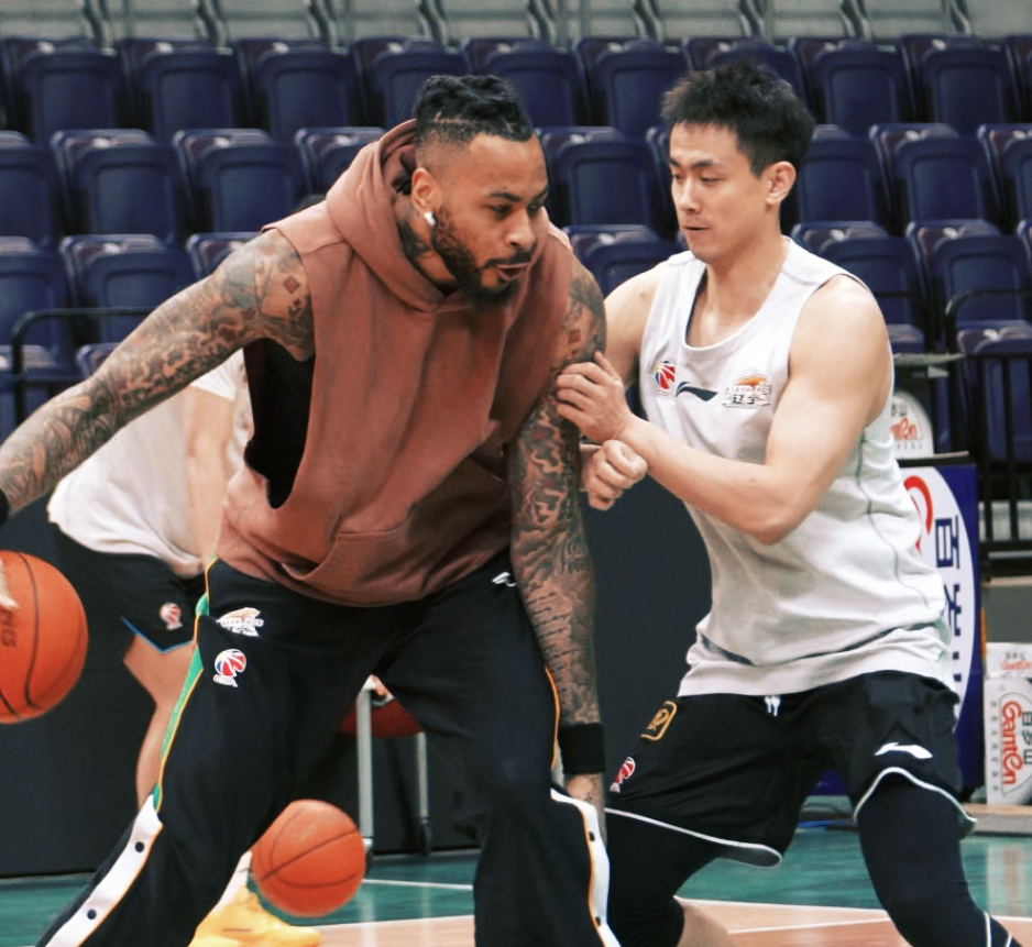 开云-备战青岛！赵继伟开启合练但缺席今晚比赛，杨鸣展望对手给足认可