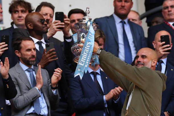 德比捧杯曼城向三冠再迈一步，“攻陷地球”只剩一场