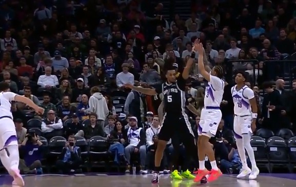 kaiyun-这球升级一级恶意！基昂特·乔治三分命中 卡斯尔扑防不及送加罚